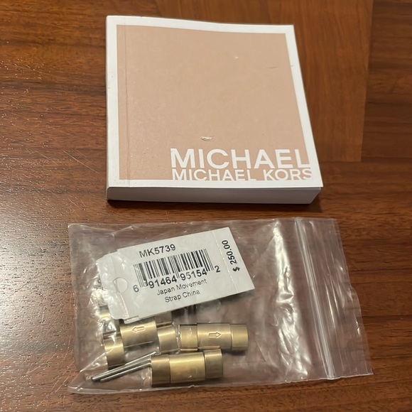 Michael Kors Bradshaw Watch - Picture 5 of 6